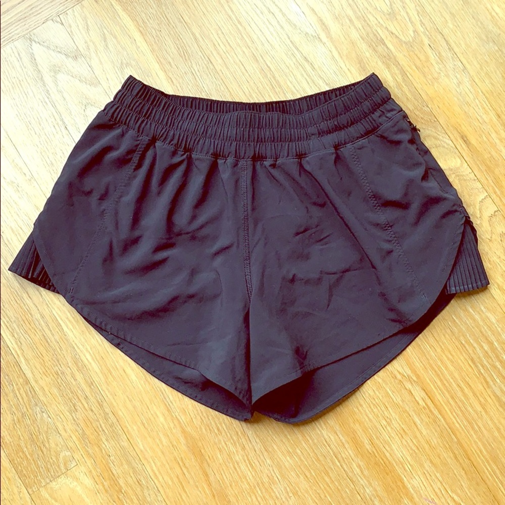 Lululemon Pleat to Street run short